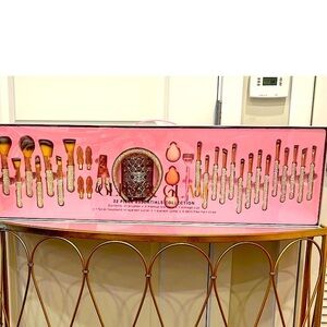 Glitz and Glam Brush Set pink bow rhinestone glitter.
TIKTOK VIRAL' 32
$100